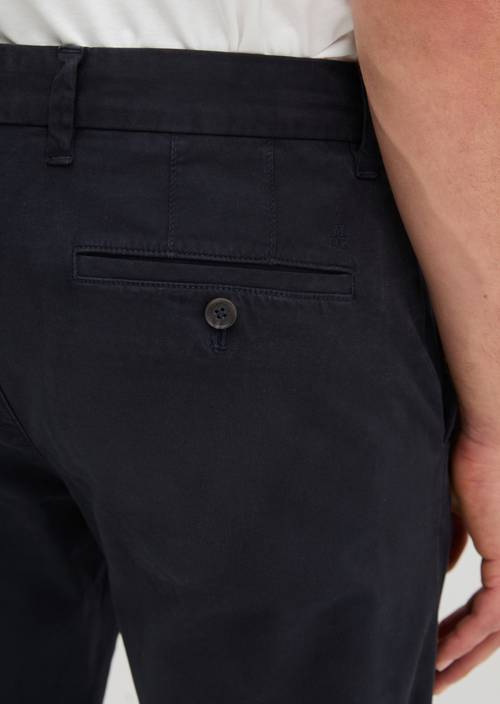 Chino model Osby tapered Dark Navy in detail view