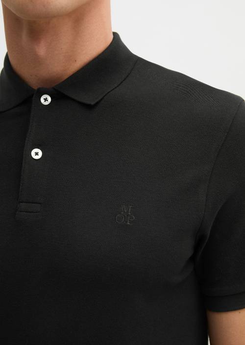 Polokošile ve tvaru piqué Black v detailním pohledu