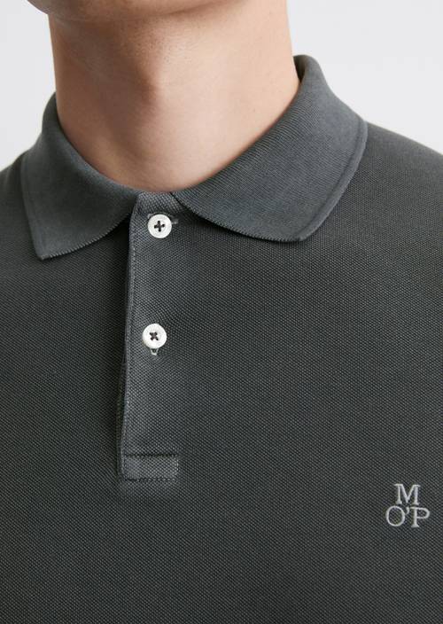 Polokošile ve tvaru piqué Light Graphite v detailním pohledu