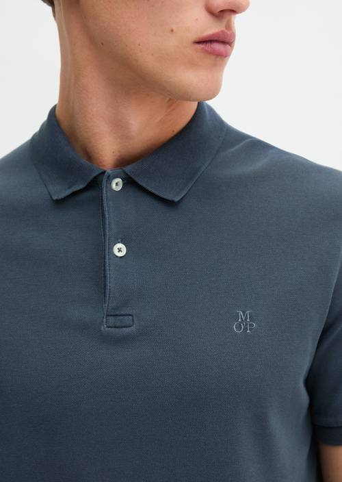 Polokošile ve tvaru piqué Navy Teal v detailním pohledu