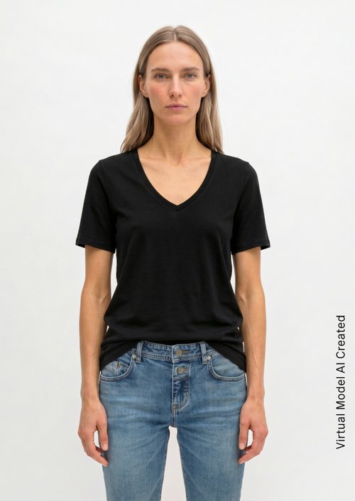 V-neck T-shirt, regular fit — Black