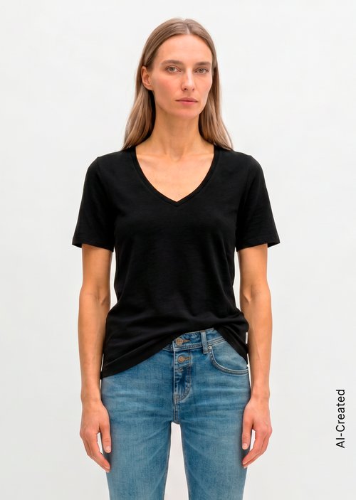 V-neck T-shirt, regular fit — Black