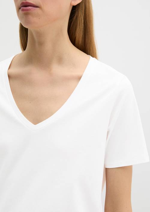 V-Neck-T-Shirt regular White in Detailansicht