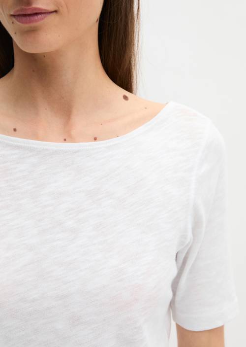 Pravidelné tričko ze žerzeje slub White v detailním pohledu