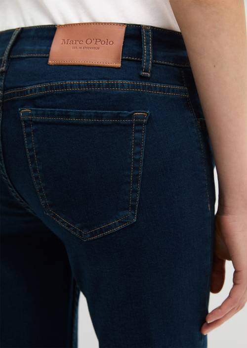 Vaqueros modelo Alby slim Clean Dark Blue Wash en vista detallada