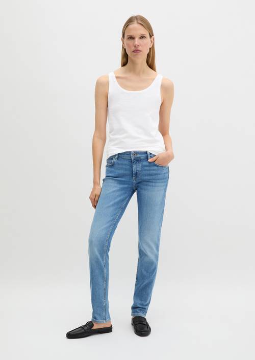 Model dżinsów Alby slim Very Light Blue Wash w widoku z przodu