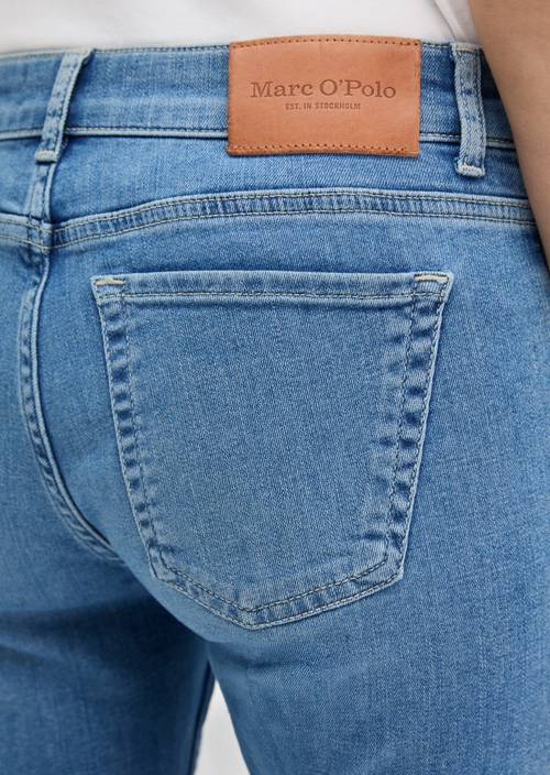 Model dżinsów Alby slim Very Light Blue Wash w widoku szczegółowym