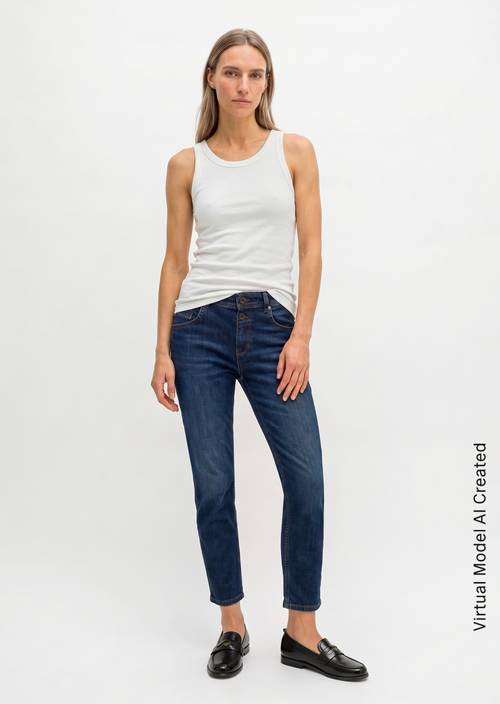 Jeans modèle Theda boyfriend Commercial Dark Blue Wash en vue de face
