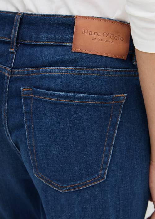 Model džínů Alby slim Commercial Dark Blue Wash v detailním pohledu