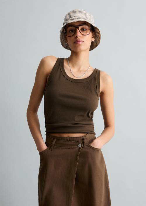 Canotta a coste DfC slim Hazelnut Brown in vista frontale