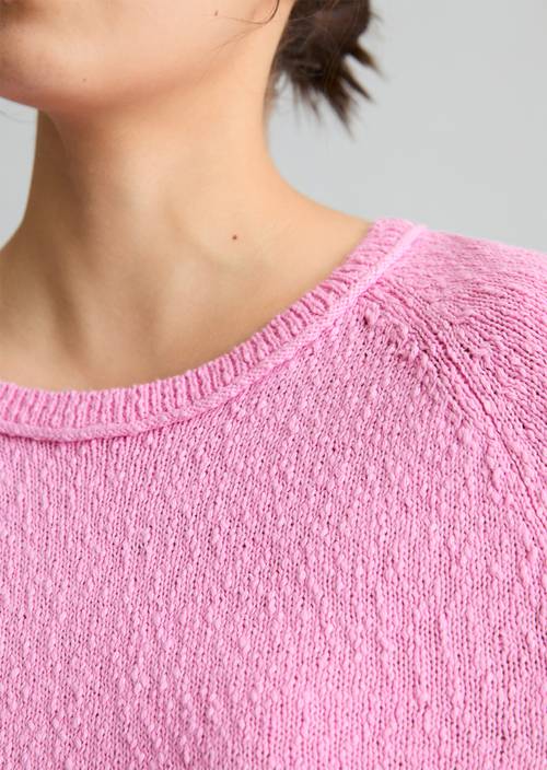 Regularny sweter z krótkim rękawem Pale Bubblegum w widoku szczegółowym