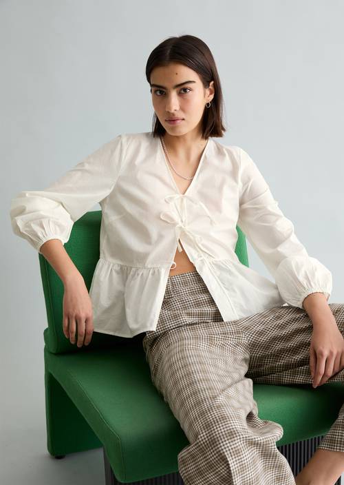 Schleifenbluse relaxed Silky White in Frontalansicht