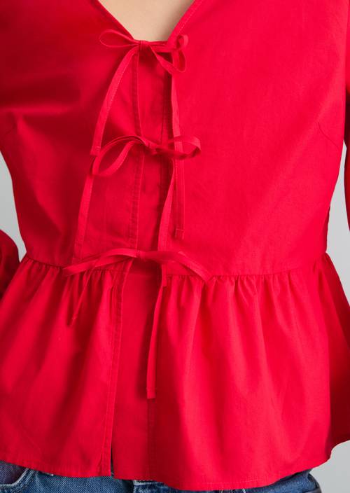 Blusa relajada con lazo Carmine Red en vista detallada