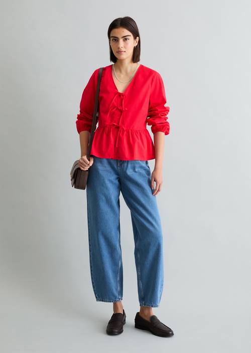 Blusa relajada con lazo Carmine Red en vista frontal