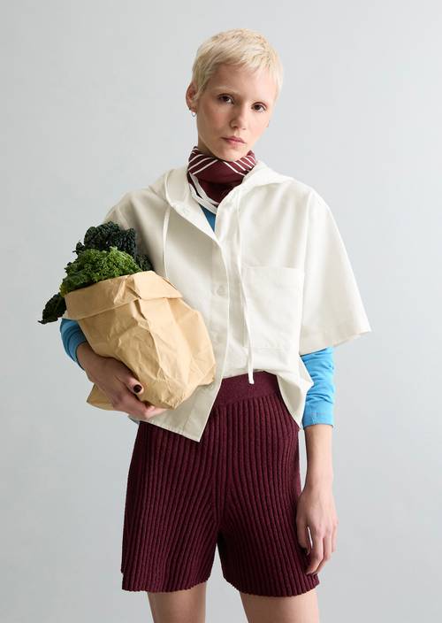 Blusa con capucha relaxed cropped Silky White en vista frontal