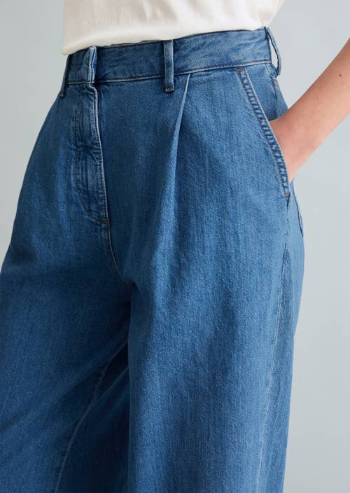 Jeans model Tomma wijd Medium Blue in detailaanzicht