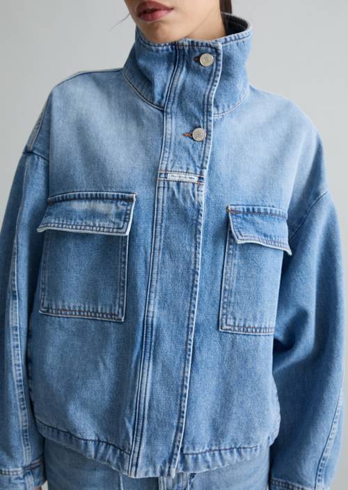 Funnel-Neck-Jeansblouson oversize Medium Blue in Detailansicht