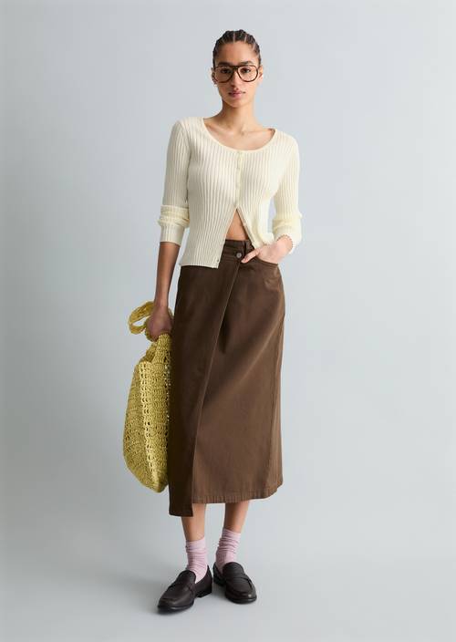 Chaqueta de punto de canalé slim Creamy White en vista frontal