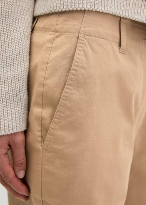 Chino modèle Lande large Salted Caramel en vue détaillée
