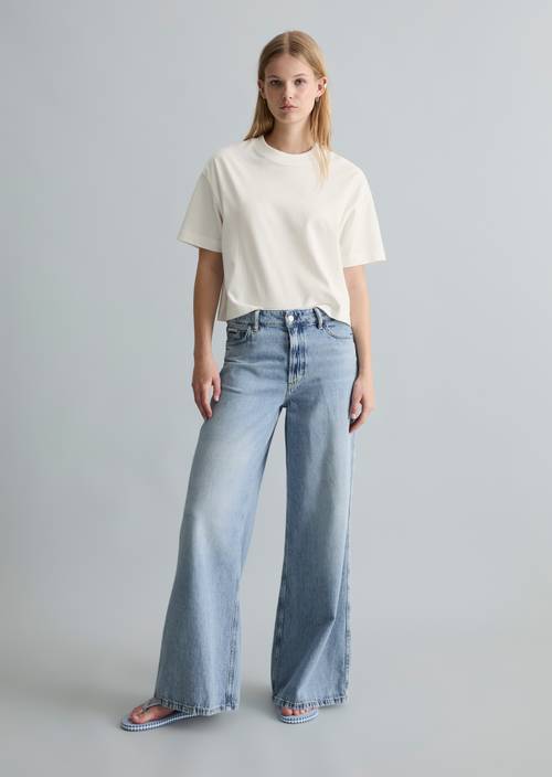 Jeans Model Anjo extra wide Bright Blue in Frontalansicht