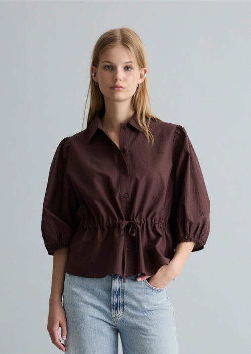 Broderie anglaise blouse regular — Burnt Aubergine