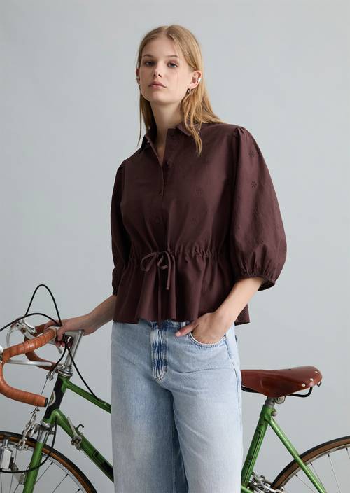 Broderie-Anglaise-Bluse regular Burnt Aubergine in Frontalansicht
