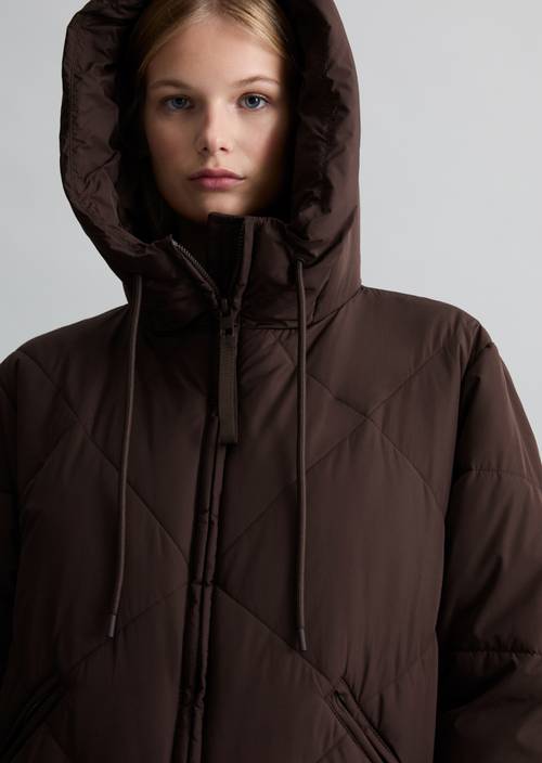 Lange Kapuzen-Steppjacke relaxed Espresso Brown in Detailansicht