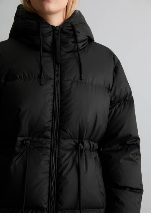 Péřová bunda regular Black v detailním pohledu