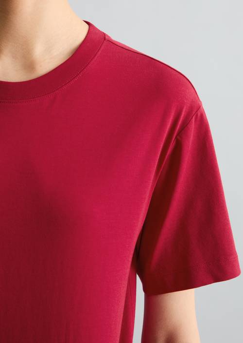 Základní obyčejné tričko Vivid Cherry v detailním pohledu