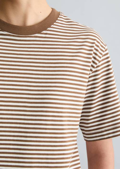 Maglietta regolare a righe Medium Brown in vista dettagliata