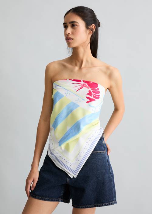 Gemustertes Tuch Offwhite getragen am Model