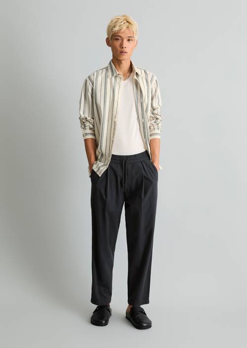 Pantalon en seersucker regular Peppercorn Grey en vue de face