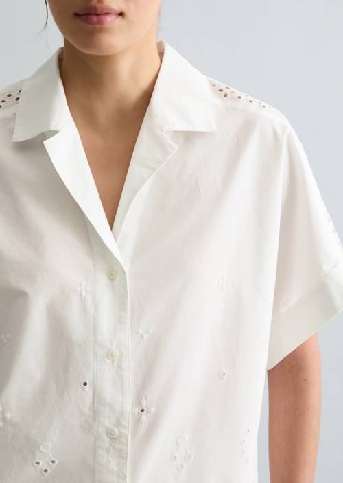 Kurzarm-Spitzenbluse relaxed Silky White in Detailansicht