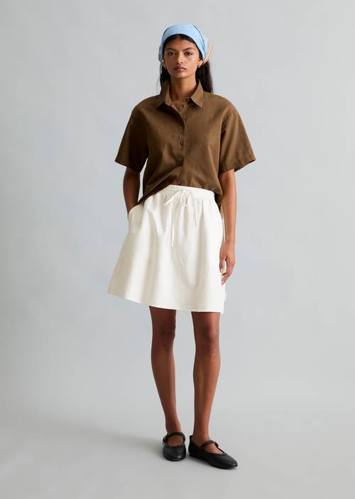 Falda corta en forma de A Silky White en vista frontal