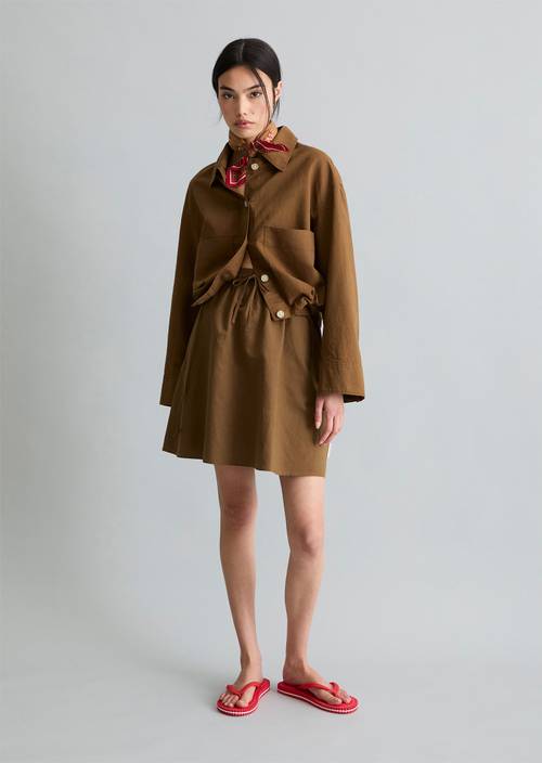 Falda corta en forma de A Umbra Brown en vista frontal