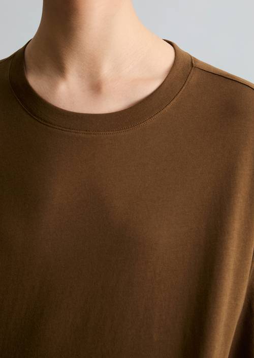 Longsleeve relaxed Umbra Brown in Detailansicht