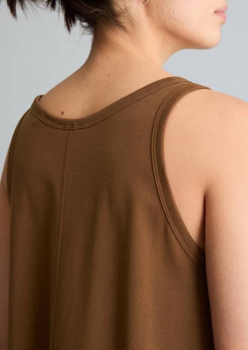 DfC Mouwloze jersey jurk A-Vorm Umbra Brown in detailaanzicht