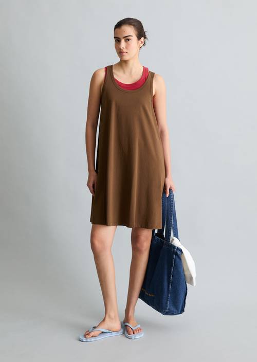 DfC Mouwloze jersey jurk A-Vorm Umbra Brown in vooraanzicht