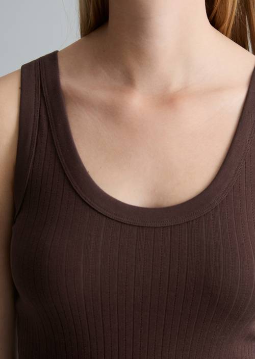 Pointelle-Top slim Burnt Aubergine in Detailansicht