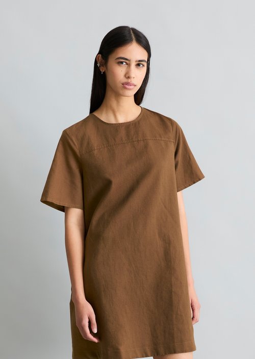 Dress relaxed — Umbra Brown