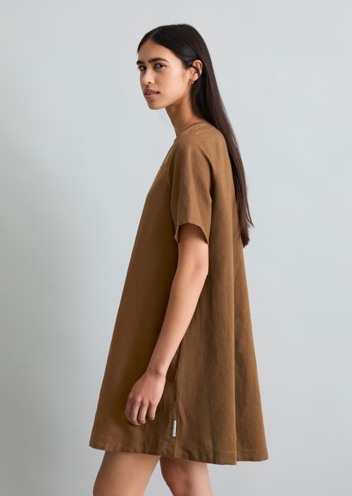 Dress relaxed — Umbra Brown