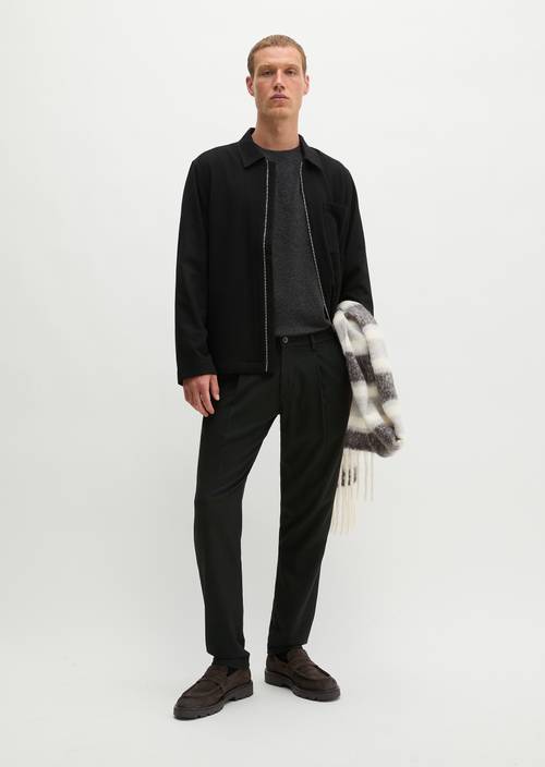 Pants Model Osby Jogger pleats tapered Black in front view