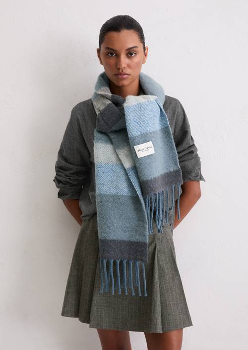 Gestreepte sjaal Medium Blue gedragen door model