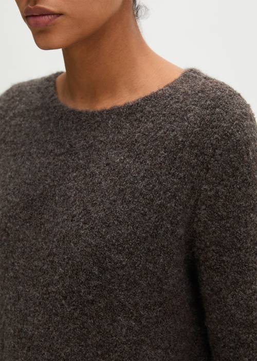 Bouclé-Pullover regular Stone Brown Melange in Detailansicht