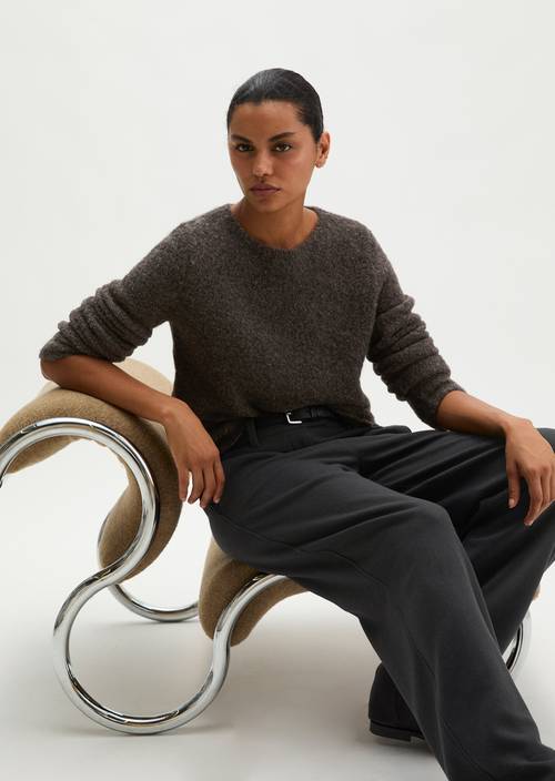 Bouclé-Pullover regular Stone Brown Melange in Frontalansicht