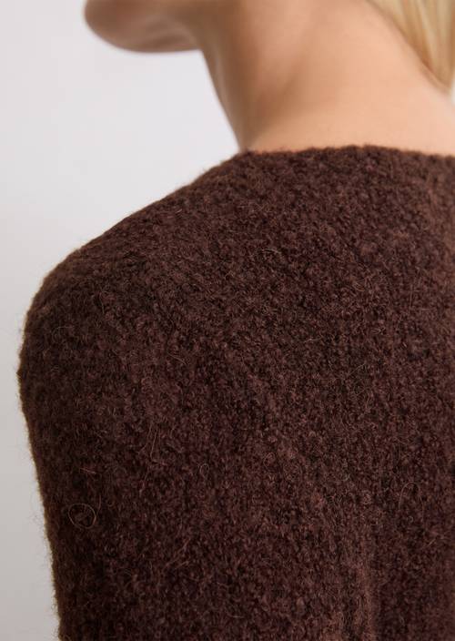 Bouclé trui regular Black Cherry in detailaanzicht