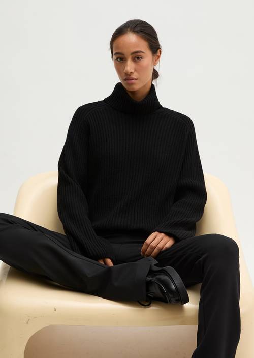 Ribbed turtleneck sweater loose Black in front view