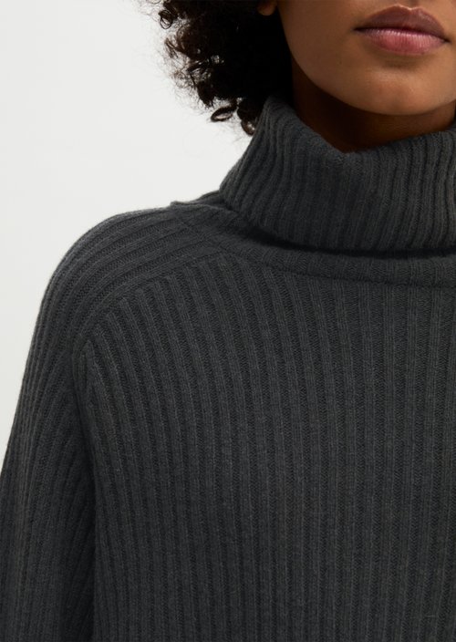 Ribbed turtleneck sweater loose — Broken Graphite