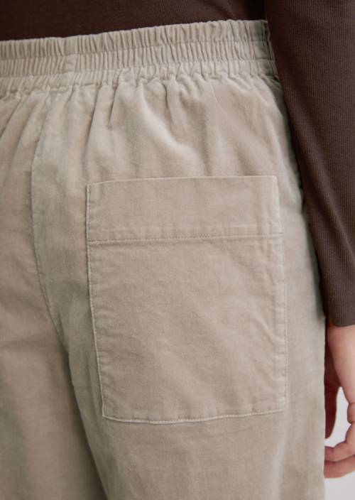 Fluwelen broek los Chalky Mauve in detailaanzicht