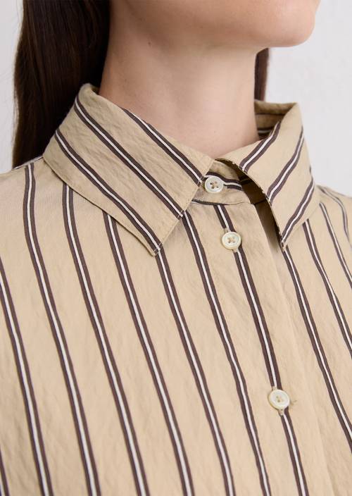 Gerimpelde gestreepte blouse relaxed cropped Medium Beige in detailaanzicht